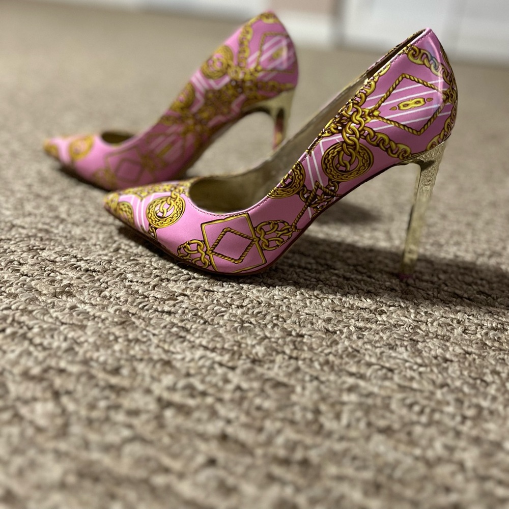 New branded Nine west pumps with size 5.5 Us, trendy n stylist.